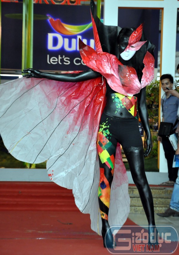 Để có được một sản phẩm ấn tượng như thế này, người vẽ body painting phải cực kỳ vất vả và người mẫu cũng phải rất kiên trì.